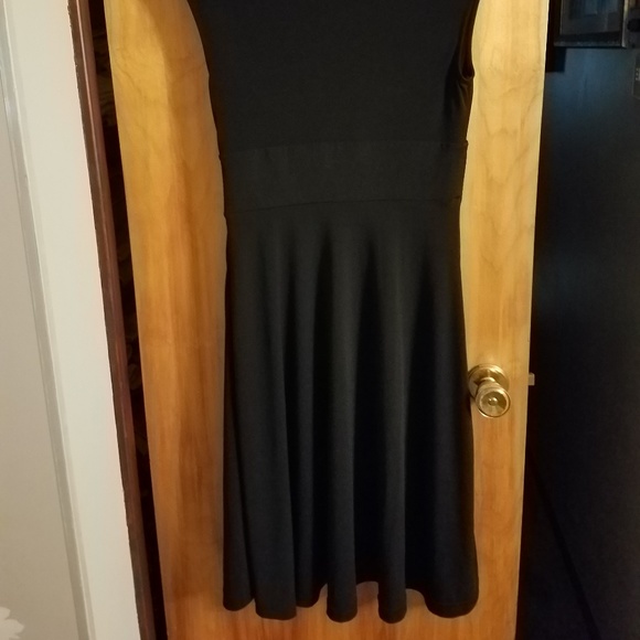 Black dress - Picture 3 of 5